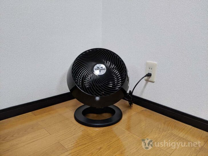エアコン下の部屋の隅にボルネードのサーキュレーターを設置