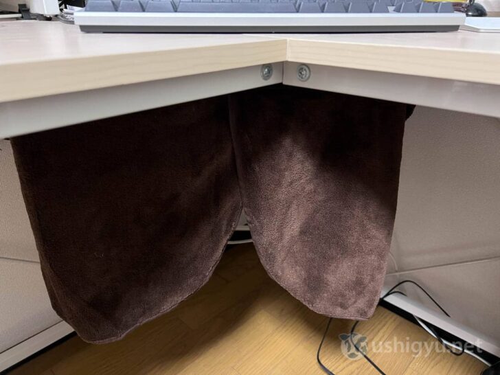 マグネットで下向きに貼り付けてフリースカバーをかぶせ、ミニこたつのようにして使ってもOK