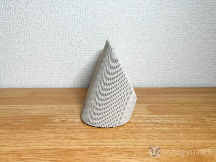 Google Nest Hubの土台を切り取ったかのような、少し傾いた充電ホルダー兼スピーカー