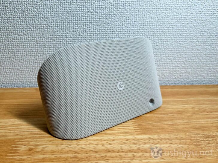 背面にはGoogleのロゴ『G』、それに電源アダプタの端子を差し込む部分
