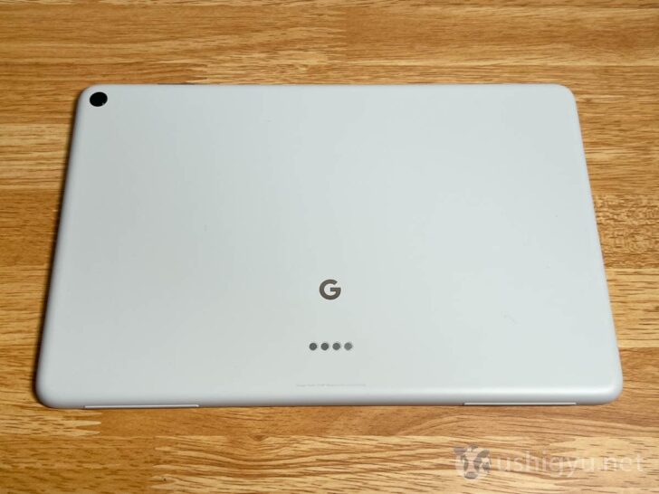 Googleロゴの下には、充電ホルダーと接続したときの電力供給に使う4つの丸い金属板