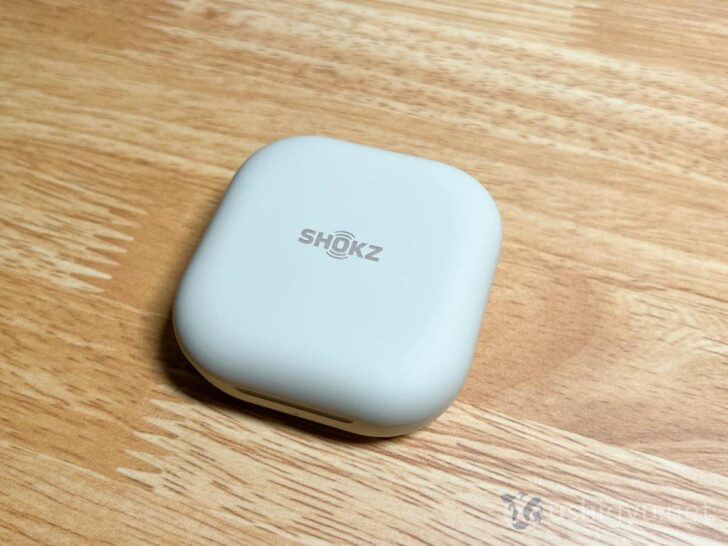 表面にShokzのロゴが印字されているOpenFitチャージングケース