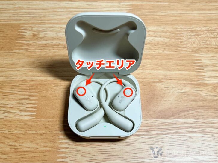 充電ケースに入った状態で両方のイヤホンのタッチエリアを同時に長押し