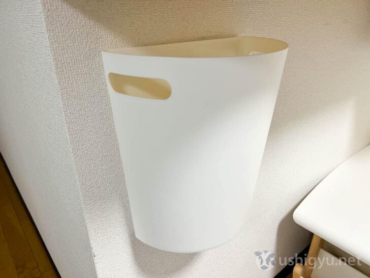 ゴミ箱本体についている溝をフックに引っ掛けて設置すれば完了