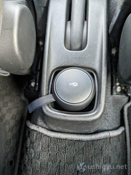 Soundcore Mini 3は、車のドリンクホルダーにおさまる