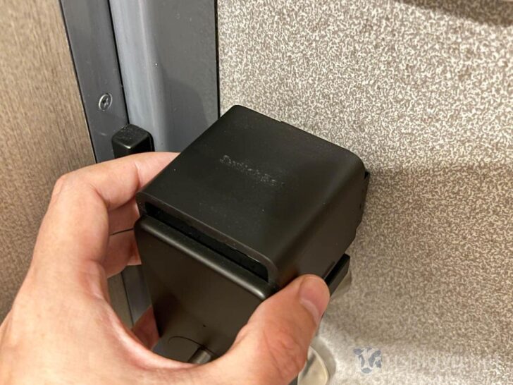 上部のカバーを上に引っ張って外す