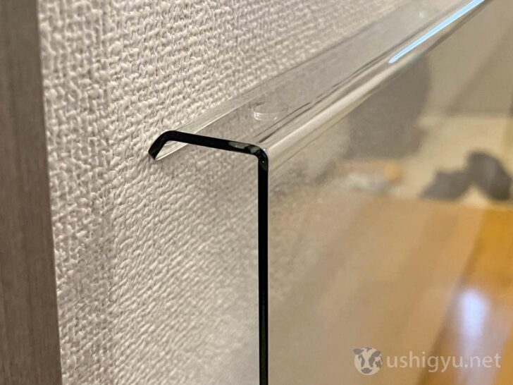 上の部分がカギ型になっており、ここをテレビの上に引っ掛けて設置する