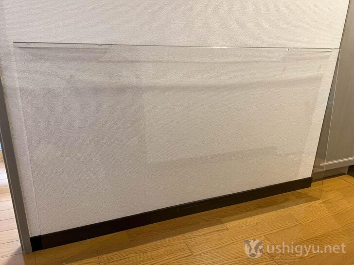 梱包を外すと、透明なアクリルの保護プレートが出てきた
