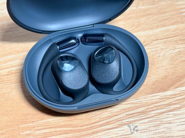 イヤホン本体に充電ポートなどはないので、充電する場合にはこのケースに収納する必要あり