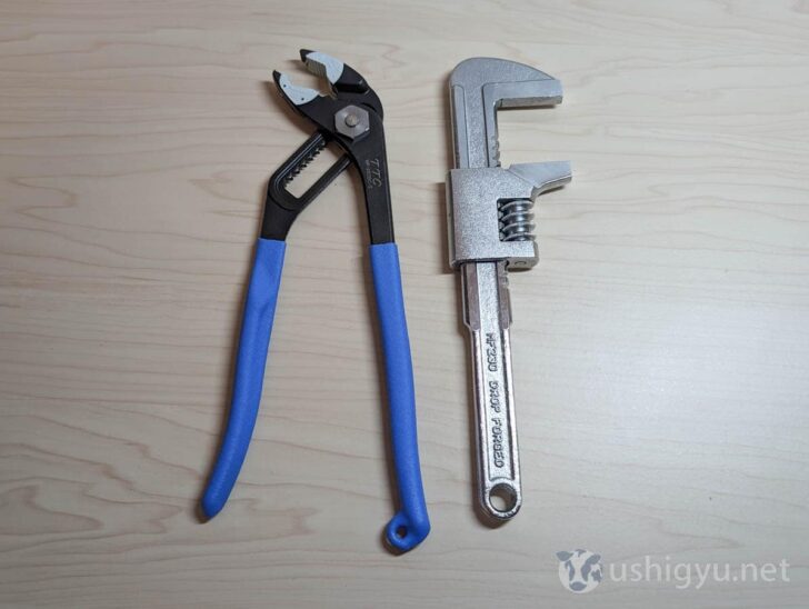 ウォーターポンププライヤーとレンチ