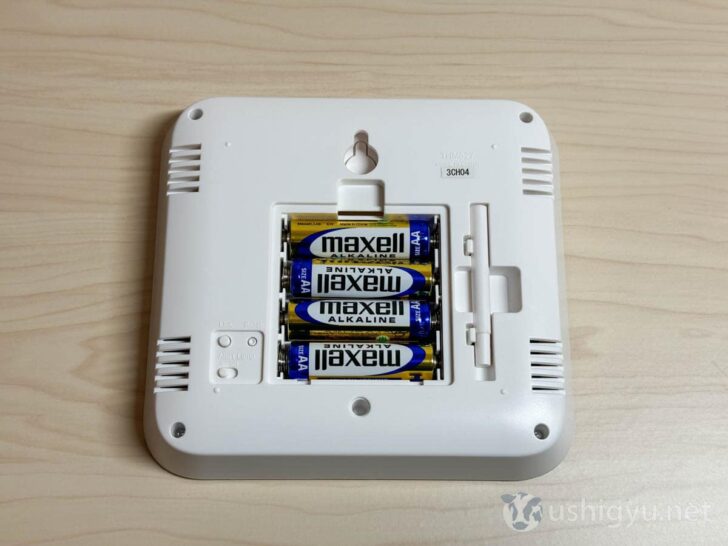 親機に単三電池4本を入れると、自動的に電源オン
