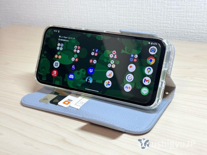 カードが入っていると多少ゴツゴツしますが、スタンドとしての利用には問題なし
