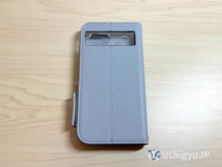 Pixel 8aにあわせて、カメラやフラッシュライト用の穴があいている