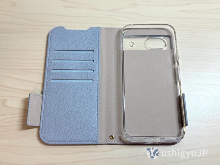 向かって右がPixel 8aの収納部、左に4枚分のカードポケット