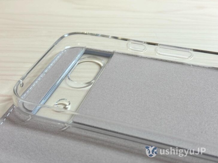 内側には弾力のあるTPU素材のケースを内蔵