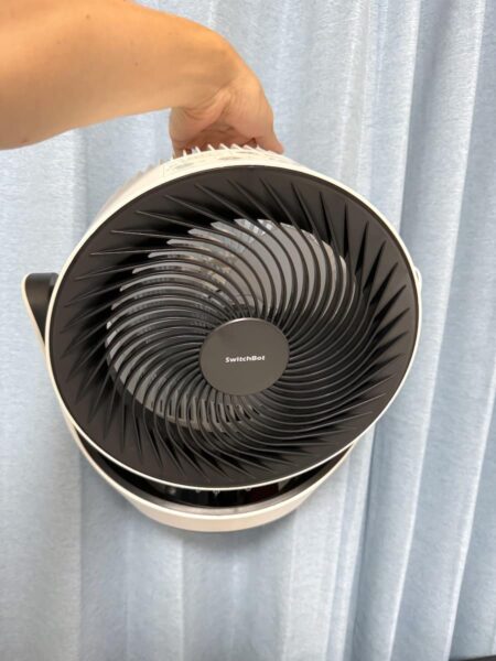 本体は約2,380gと比較的軽いので、片手でも簡単に持ち運べる