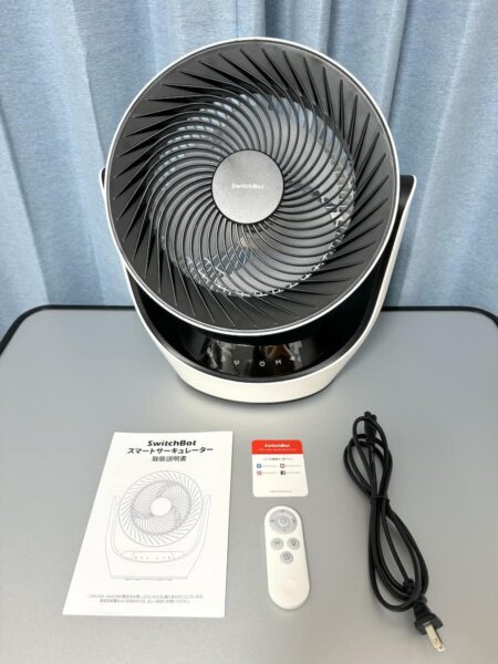 中身はサーキュレーター本体、リモコン、電源コード、それに取り扱い説明書