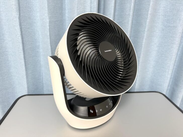どんな部屋にでもなじみやすい、ホワイトとブラックのシンプルなデザインのSwitchBotサーキュレーター