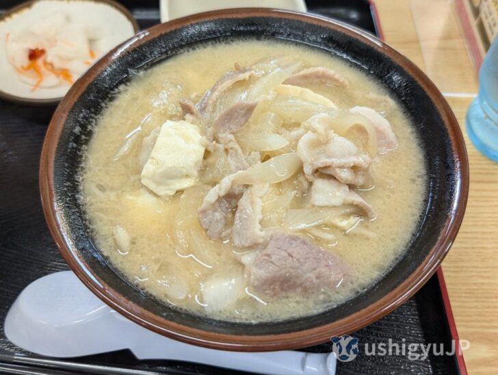 豚肉、玉ねぎ、豆腐とシンプルな具材を白味噌で仕上げた、シンプルな豚汁