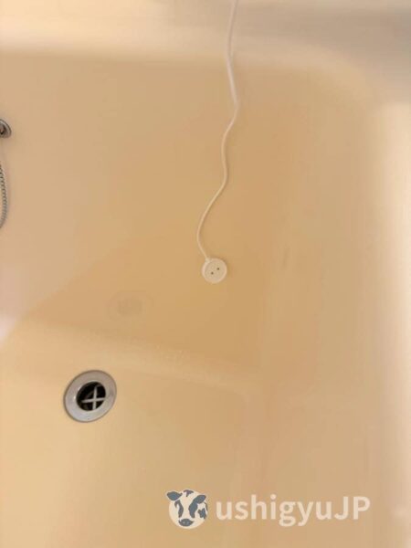 コードのセンサー部分がお湯を溜めたい水位あたりにくるよう垂らしておく