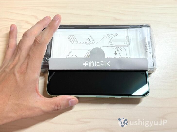 付属のトレーに、Pixel 8a本体を差し込む