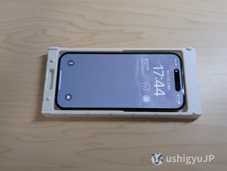iPhoneをトレイにセット
