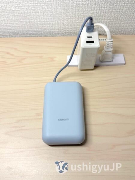 他のデバイスに充電する（OUT）だけでなく、モバイルバッテリーへの充電（IN）もUSB充電器に差し込むだけ