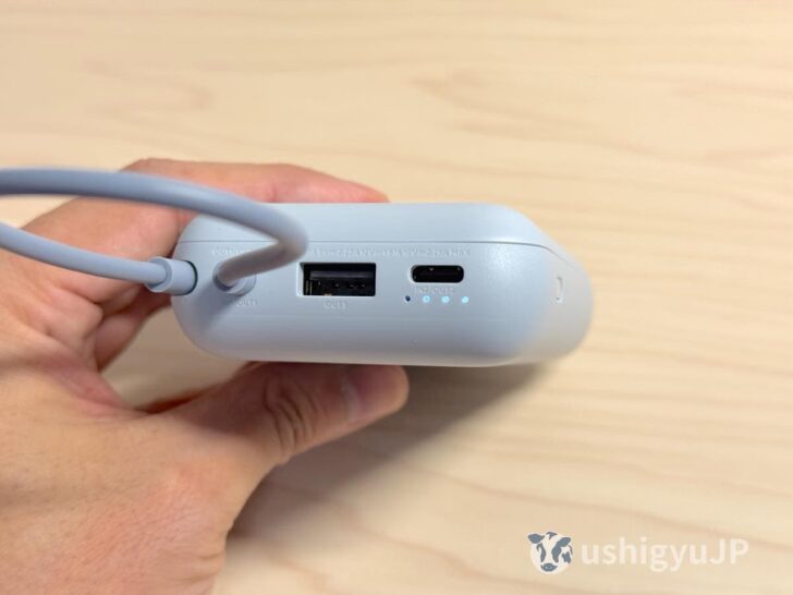 USB-Cケーブルが1つ、USB-Cポートが1つ、USB-Aポートが1つ